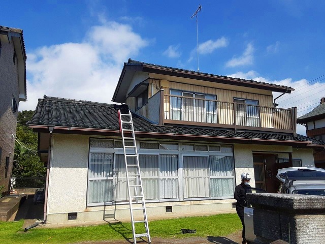 雨漏り調査のため、梯子を掛けます